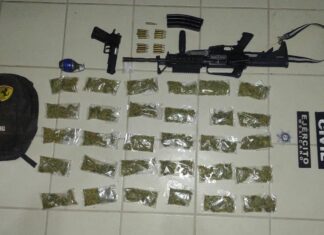 Tras persecución, Guardia Civil asegura 30 envoltorios de droga, dos armas de fuego y un artefacto explosivo; hay un detenido