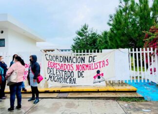 Egresados normalistas mantienen bloqueo indefinido en la SEE, afirman tener pagos pendientes del pasado ciclo escolar