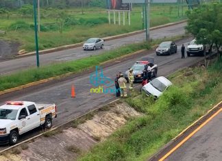 Bomberos y elementos de Tránsito rescatan a mujer que sufrió accidente en su carro