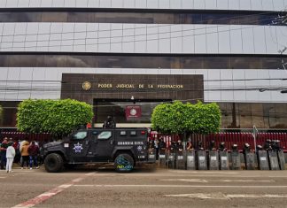 Inicia el traslado a los juzgados federales de algunos de los 167 detenidos el sábado en Uruapan