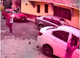 Auto en reversa atropella a un pequeño que salía por un juguete