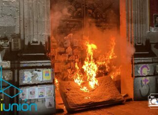 #Normalistas intentan prender fuego a puerta de Palacio de Gobierno, piden mesa de diálogo con gobierno del Estado