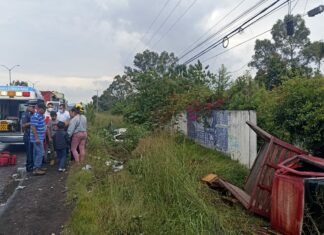 Camioneta vuelca en la salida a Quiroga, dos personas resultaron lesionadas