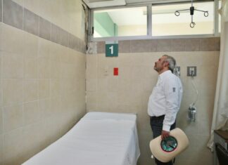 Continúa Bedolla con evaluación de daños en Coalcomán por sismos en Michoacán