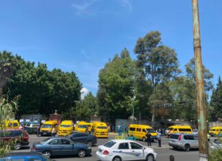 Chóferes del transporte escolar se manifiestan en Casa Michoacán, piden garantías de trabajo y respeto a su trabajo