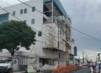 Albañiles sufren una descarga eléctrica en una construcción del hospital Fray Juan de San Miguel, uno murió