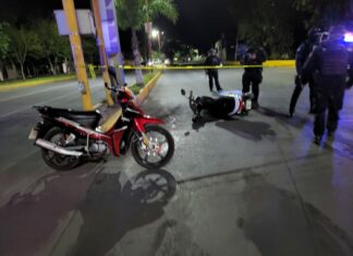 Mujer en su moto es atacada a balazos al parecer en un intento de robo en Zamora