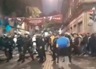 Video Hubo de todo, hasta peleas concierto de Grupo Firme en el Zócalo de la CDMX