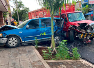 Camión refresquero se queda sin frenos y choca contra una camioneta