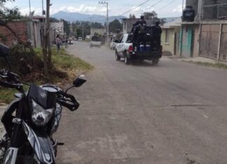 Sujetos apedrean a policías municipales de Morelia, hay dos uniformados lesionados