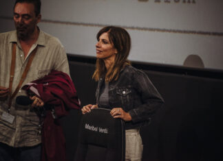 Maribel Verdú develó su butaca durante la proyección de BLANCANIEVES, de Pablo Berger, en el 20° FICM