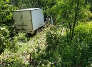 Camioneta cae a un barranco de más de 25 metros en Carácuaro