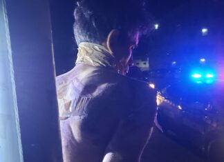 En Villas del Pedregal, vecinos atrapan a un ladrón y lo amarran a un poste