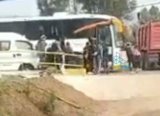 Normalistas intentan retener un autobús en la avenida Siervo de la Nación en Morelia, el operador maniobró y logró escapar