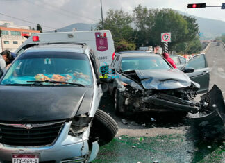 Chocan dos vehículos en uno de los accesos al puente elevado en Salida a Mil Cumbres