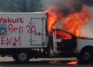 Encapuchados secuestran y queman un vehículo en la carretera Carapan – Paracho