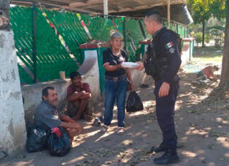 Esta mañana fueron sorprendidos elementos de la Guardia Civil llevando alimentos a personas en situación de calle