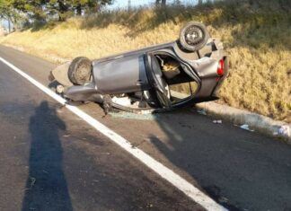 Vuelca un carro compacto en la carretera Morelia – Pátzcuaro