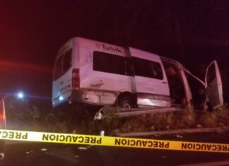 Camioneta de turistas guanajuatenses es chocada por un tráiler, hay cuatro muertos