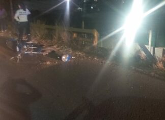 Motociclistas caen de un puente a unos metros de Casa Michoacán