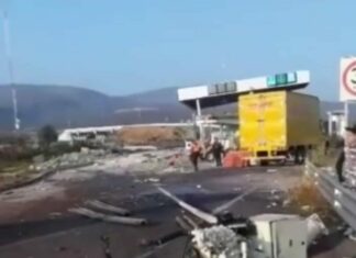 #Copándaro Tráiler embiste una caseta de peaje y termina volcado