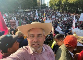 Gobernador de Michoacán se une a marcha en CDMX para apoyar a AMLO