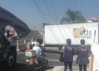 Camión choca contra muros de concreto en distribuidor vial de salida a Mil Cumbres