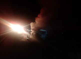 Camioneta queda convertida en chatarra al incendiarse y fue abandonada en la carretera Zamora-Carapan