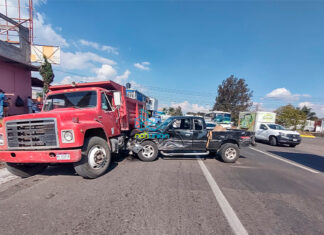 Chocan dos vehículos contra un camión volteo en la carretera a Pátzcuaro