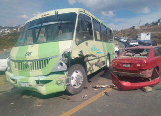 Carro choca contra un camión de transporte público
