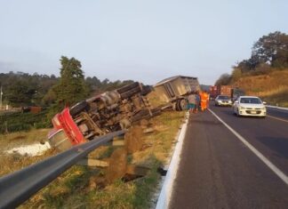 Un tráiler vuelca sobre la Autopista Siglo XXI, termina afuera de la cinta asfáltica