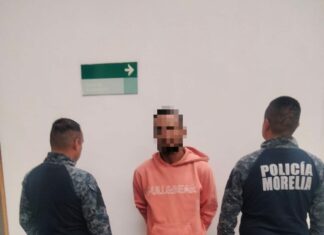 Diez personas en barandillas durante la jornada de navidad en Morelia