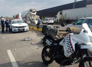 Camión tipo revolvedora se impacta en muro de contención en la salida a Pátzcuaro