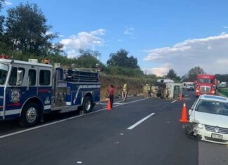Dos personas lesionadas tras choque de automóviles en la autopista Siglo XXI