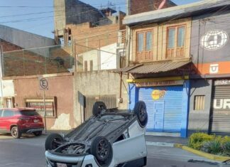 Choca y vuelca un vehículo en la colonia Ventura Puente