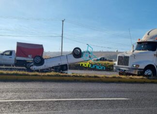Vuelca camioneta en la desviación al Trébol #Morelia