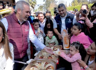 Festeja Bedolla el Día de Reyes Magos con niñas y niños de Michoacán