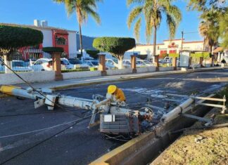 Accidente en la avenida Camelinas ocasiona la caída de un poste de concreto