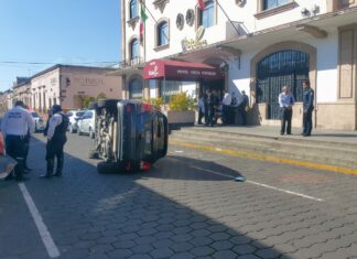 Vuelca vehículo en calles del centro de Morelia al chocar con otra unidad estacionada
