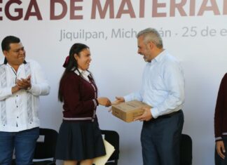 Bedolla encabeza entrega de material escolar en Jiquilpan