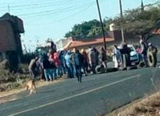 Comuneros bloquean carretera estatal para impedir el ingreso de talamontes