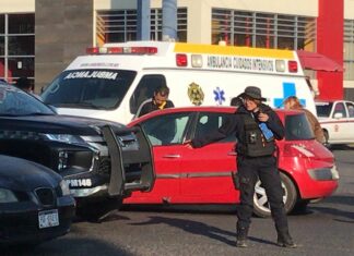 Choca ambulancia contra un vehículo particular en Morelia