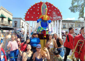 «El Rey de Prados Verdes» un toro de petate que este año fue conformado por mujeres morelianas