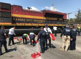 Tráiler de empresa refresquera intentó ganar el paso al tren y terminó arrollado