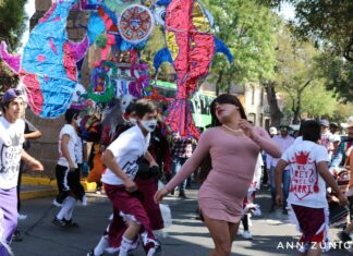 «La Lupe Tapia» presente en los toritos de petate en Morelia con sus peculiares vueltas de carro