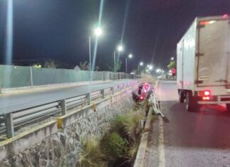 Vuelca camioneta a un canal de aguas pluviales