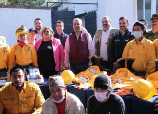 Gobernador de Michoacán apoya a brigadistas que combaten incendios