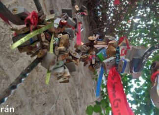 Candados en Callejón del Romance de Morelia, una leyenda para que el amor perdure