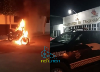 Presuntos hombres armados prenden fuego a una motocicleta en la puerta de la dirección de la policía en Tarimbaro