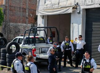 Acrbillan a tiros a dos hombres dentones una llantera en Morelia